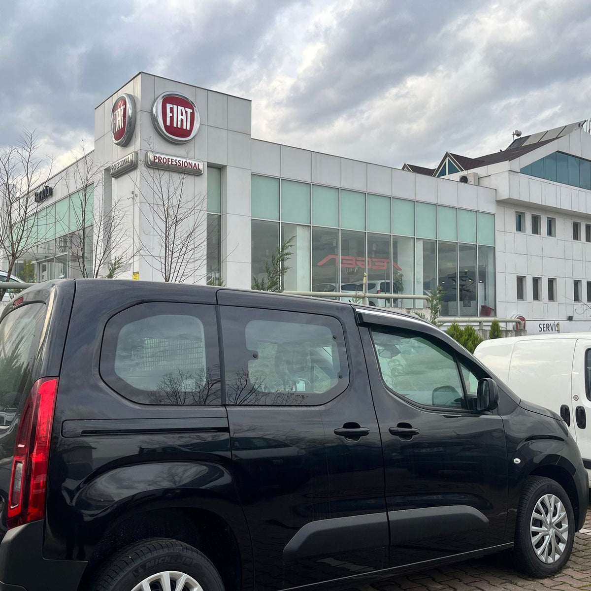 Fiat Doblo 3 2023-2026 ile Uyumlu Cam Rüzgarlığı Kromlu 2 Adet
