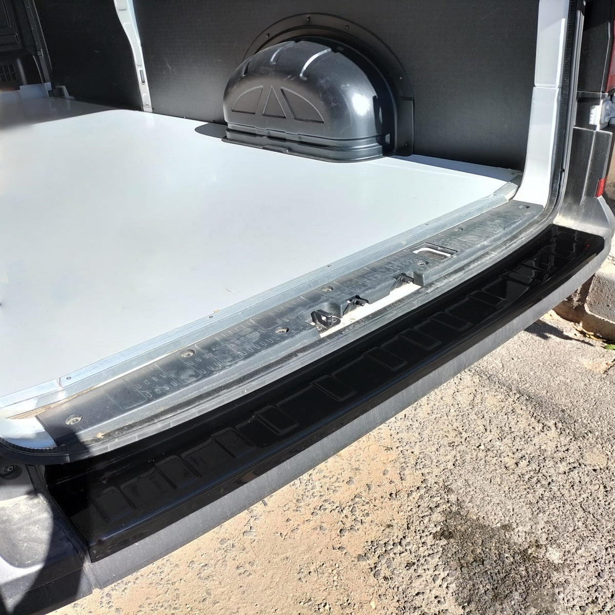 Volkswagen Crafter 2 2018-2026 ile Uyumlu Arka Tampon Eşiği Mat