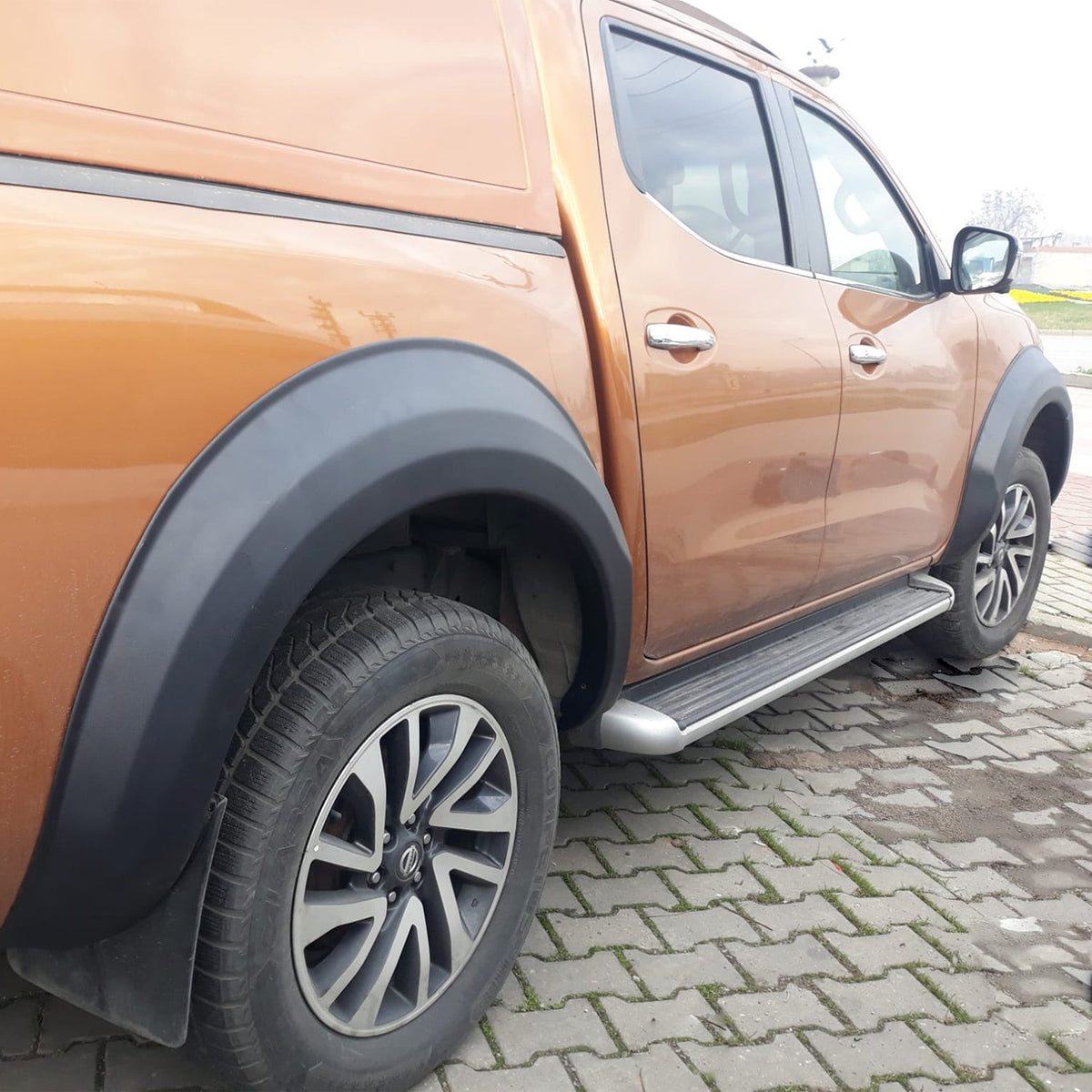 Nissan Navara 3 2016-2021 ile Uyumlu Çamurluk Dodik Adblue Kapaklı Mat 8 Adet