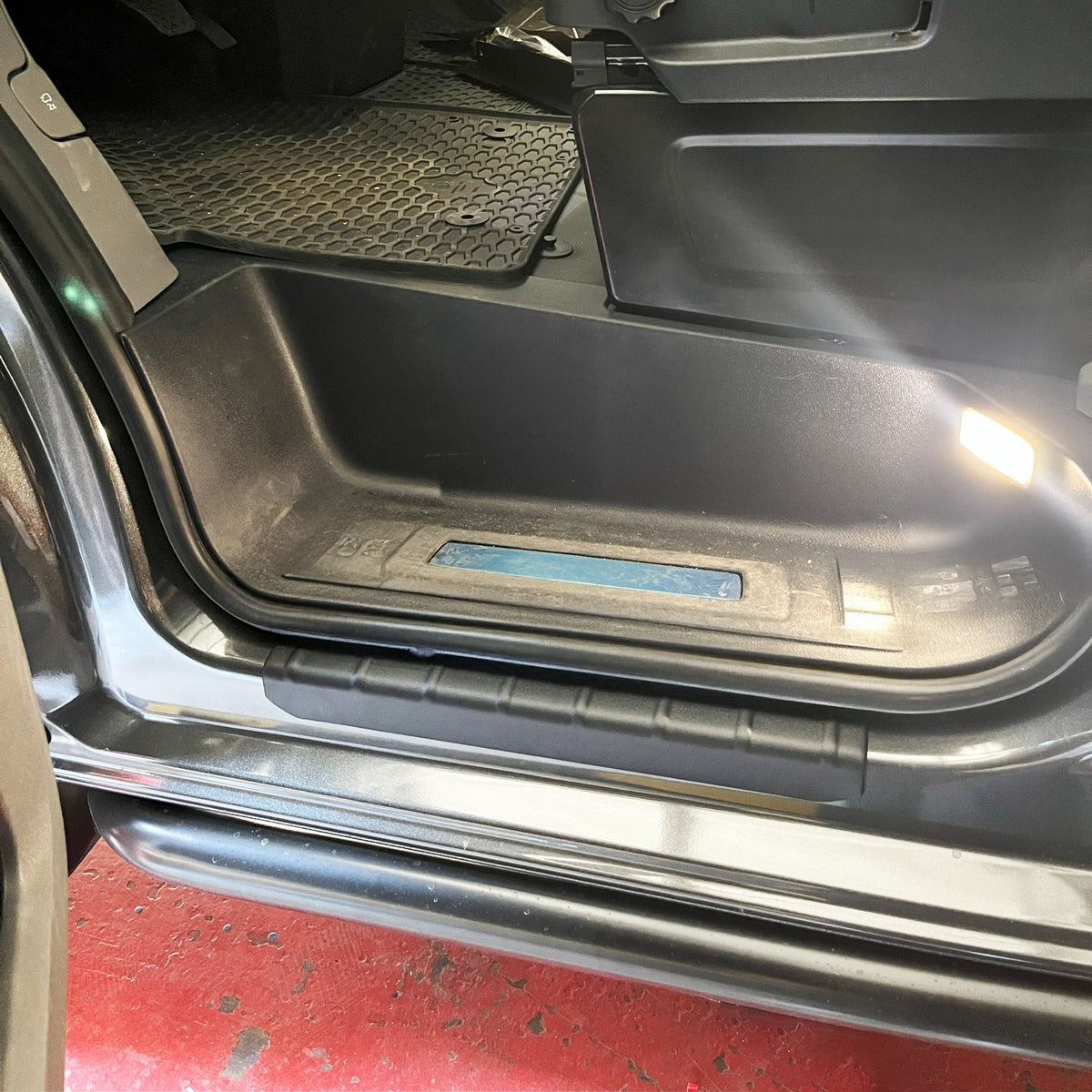 Volkswagen Transporter T7 2025-2026 ile Uyumlu Kapı Eşiği 2 Adet