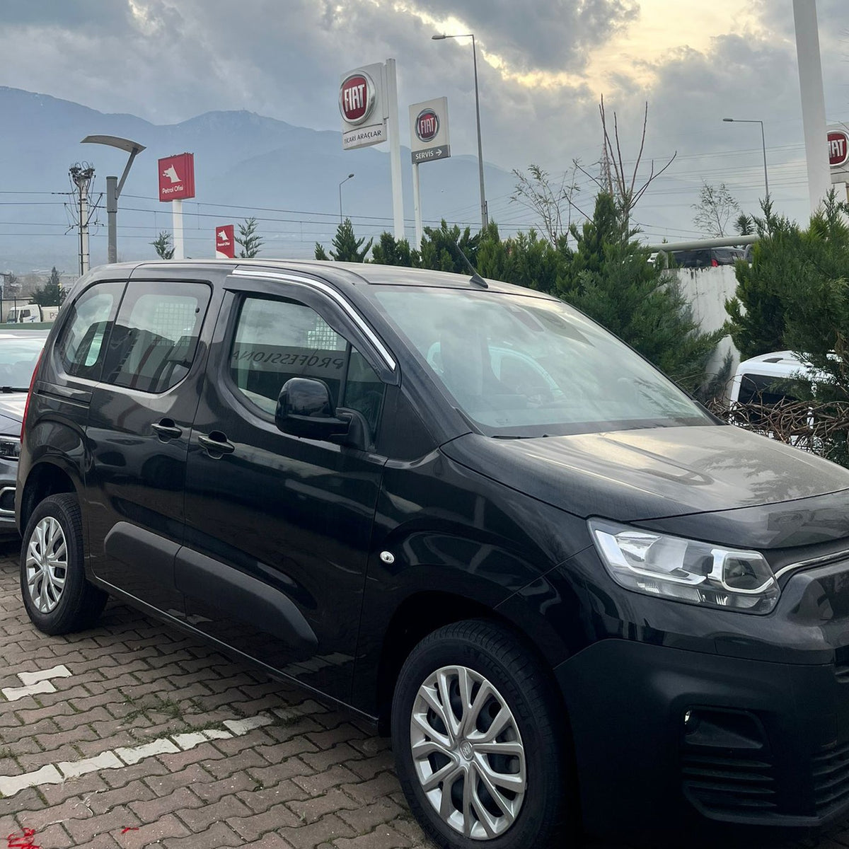 Fiat Doblo 3 2023-2026 ile Uyumlu Cam Rüzgarlığı Kromlu 2 Adet