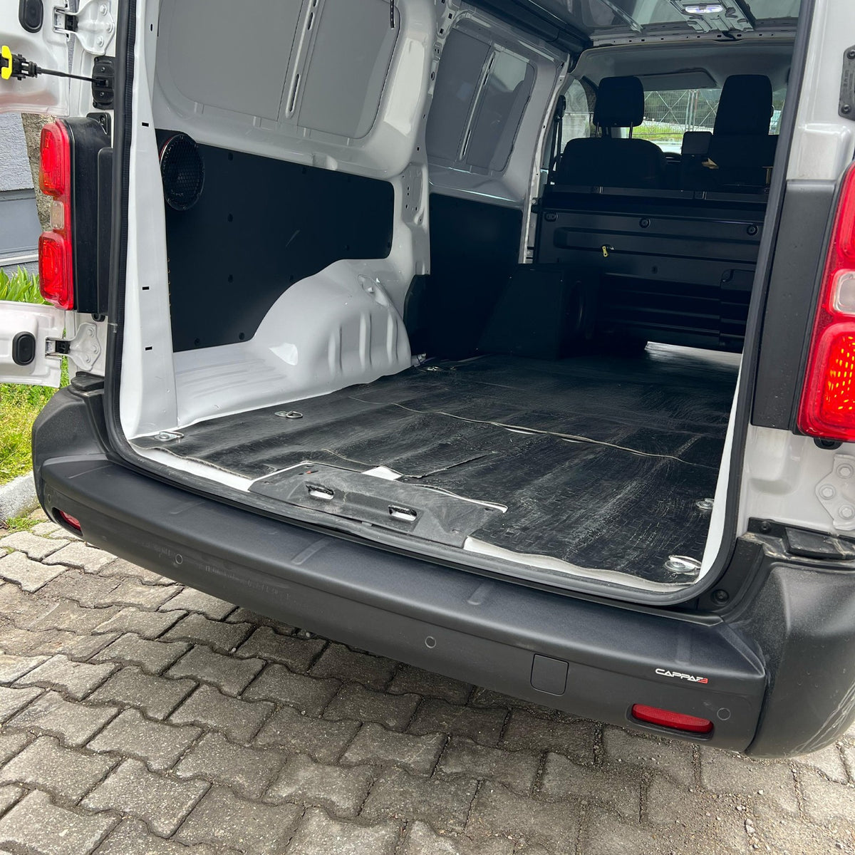 Fiat Scudo 3 2022-2026 ile Uyumlu Arka Tampon Eşiği Mat