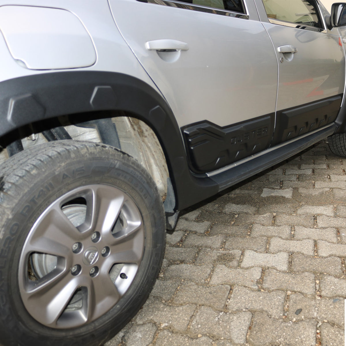 Dacia Duster 1 2010-2017 ile Uyumlu Kapı ve Çamurluk Dodik Seti Hornet 12 Adet