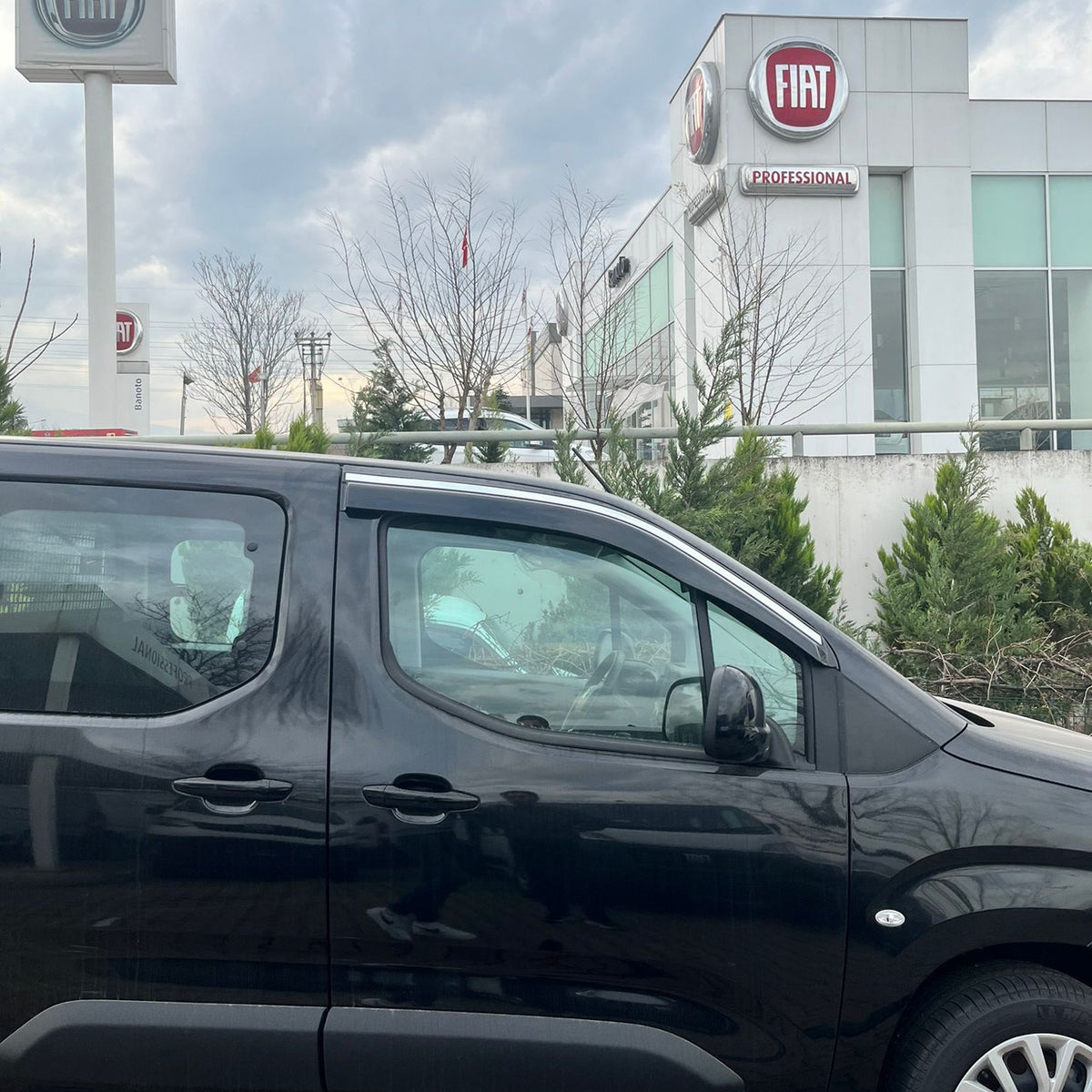 Fiat Doblo 3 2023-2026 ile Uyumlu Cam Rüzgarlığı Kromlu 2 Adet