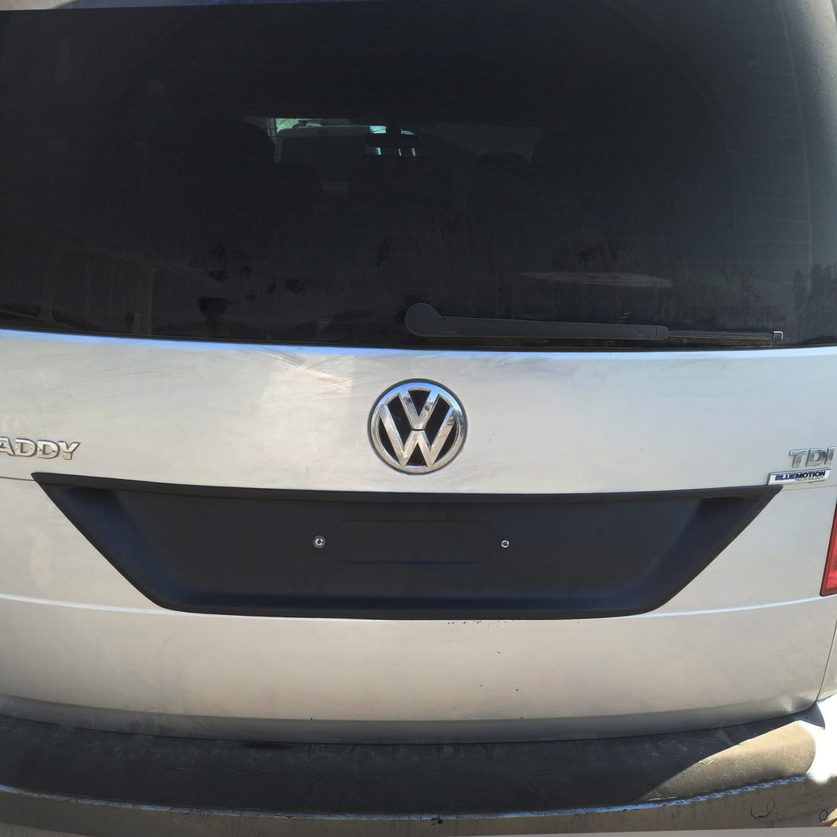 Volkswagen Caddy 4 2015-2020 ile Uyumlu Arka Plaka Yeri Kaplama