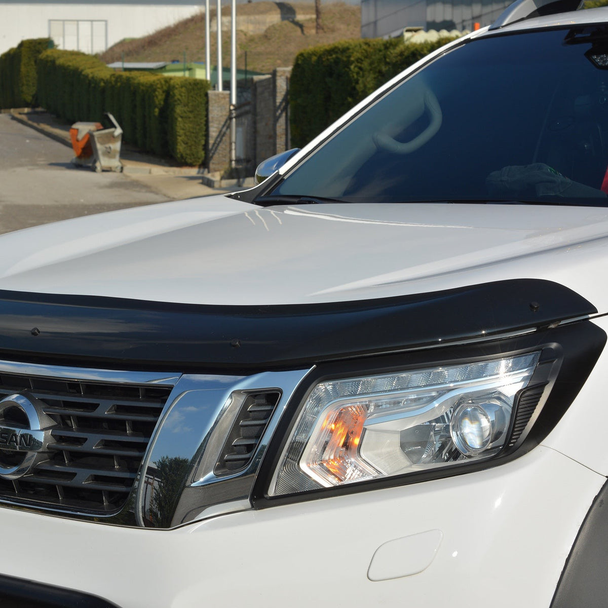 Nissan Navara 3 2016-2021 ile Uyumlu Kaput Rüzgarlığı Yapıştırmalı
