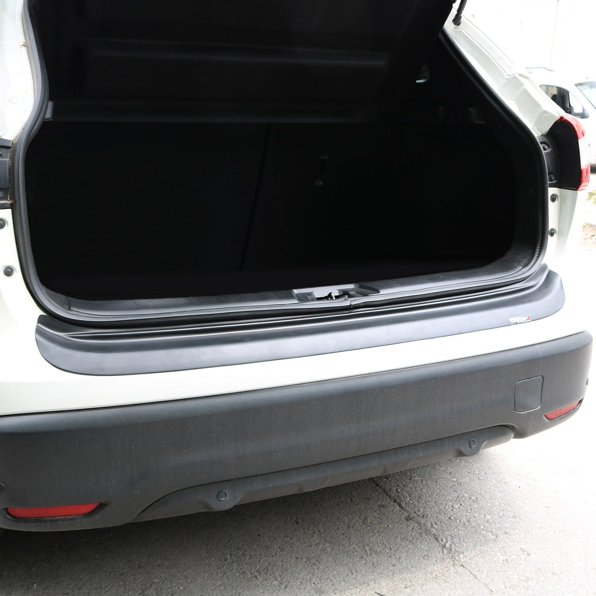 Nissan Qashqai 3 2021-2026 ile Uyumlu Arka Tampon Eşiği Mat