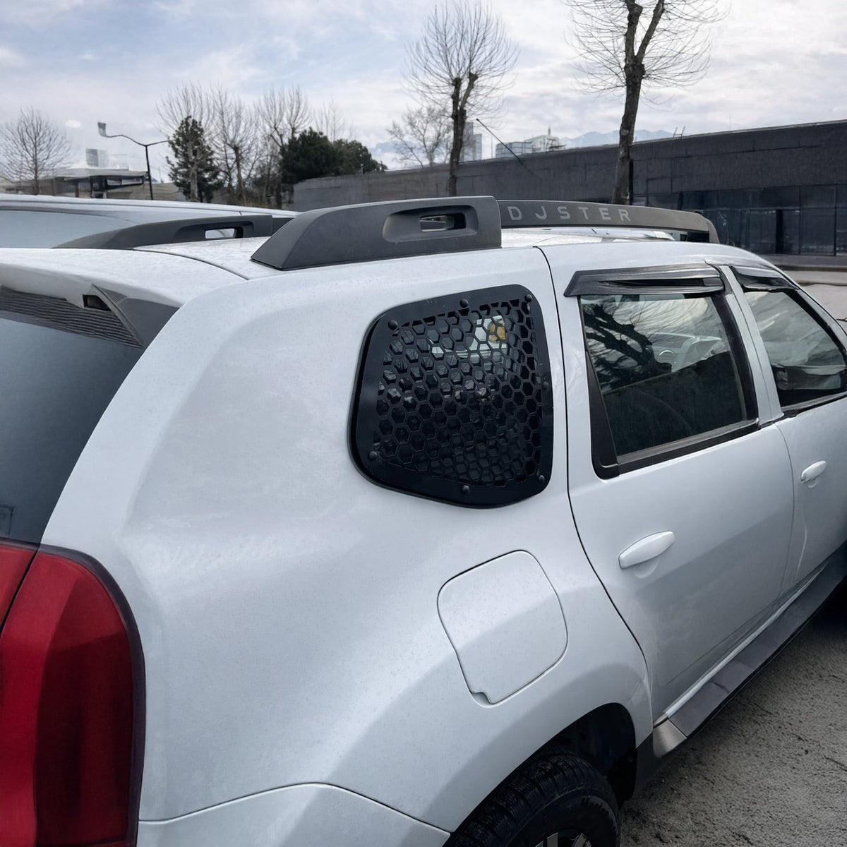 Dacia Duster 1 2010-2017 yazısız metal kelebek camı – 5
