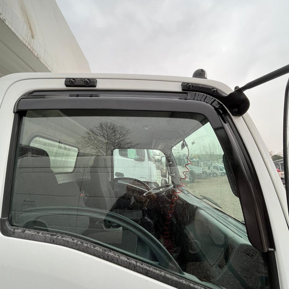 Isuzu NPR Long 2010-2026 kromlu cam rüzgarlığı 2 parçalı set – 4