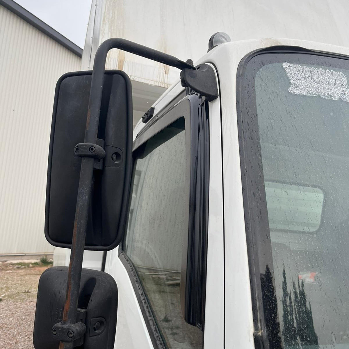 Isuzu NPR Long 2010-2026 kromlu cam rüzgarlığı 2 parçalı set – 6